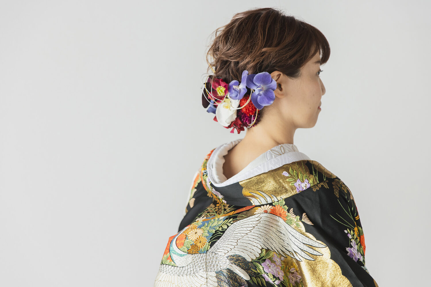 ゆるまき、お花のヘッドパーツをつけた和装花嫁のヘアアレンジ例（横顔）