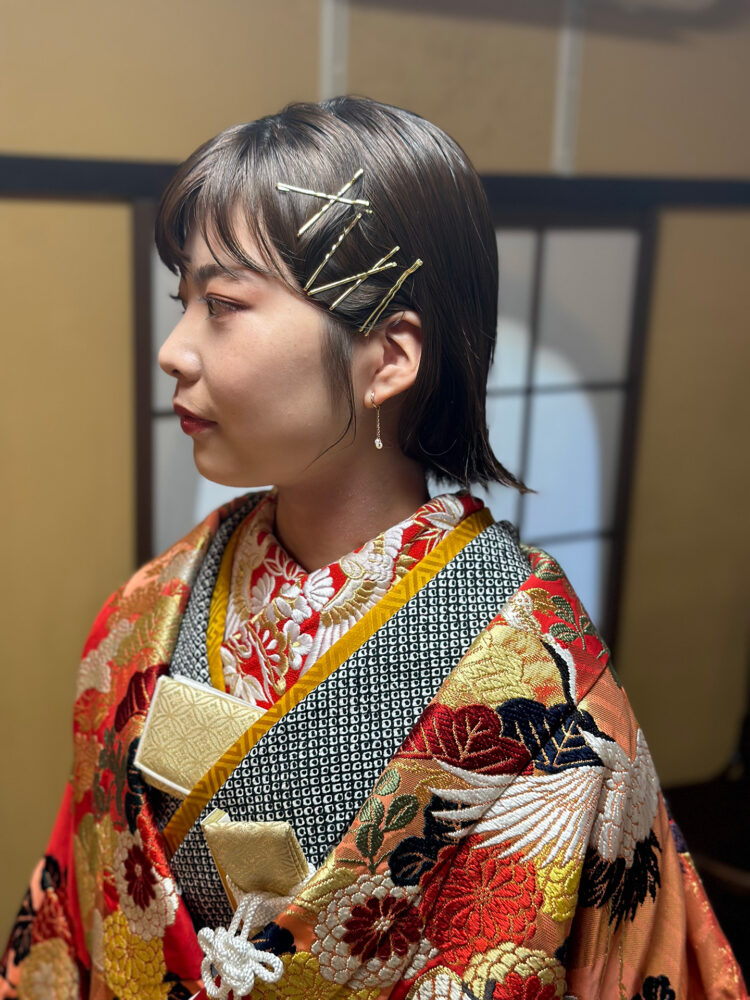 ゴールドのヘアピンを使用した、外ハネショートの花嫁のヘアスタイル例